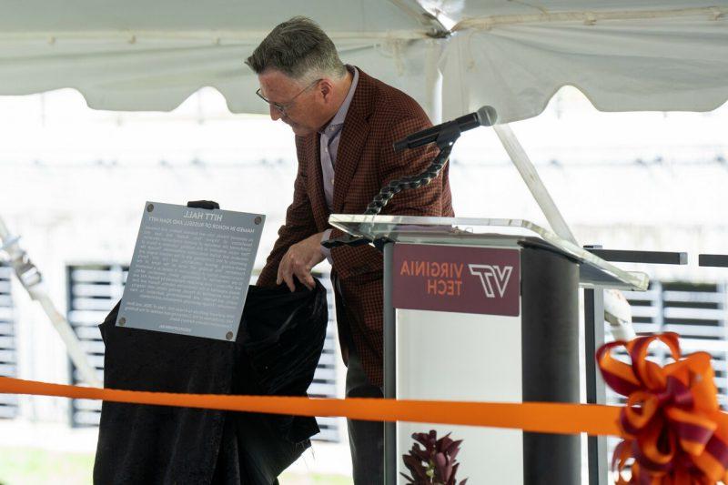 弗吉尼亚理工大学 President Tim Sands unveils a plaque that will hang in Hitt Hall honoring its namesake family. Photo by Lee Friesland for 弗吉尼亚理工大学.